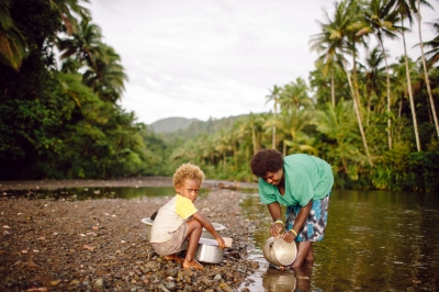 A woman cleans her pots in a river while her child watches. (Department of Foreign Affairs and Trade)  [flickr.com]  CC BY 
Informations sur les licences disponibles sous 'Preuve des sources d'images'