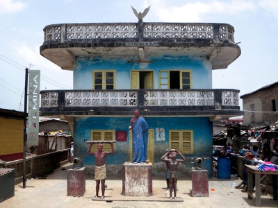 Asafo Company Shrine (David Stanley)  [flickr.com]  CC BY 
Informations sur les licences disponibles sous 'Preuve des sources d'images'