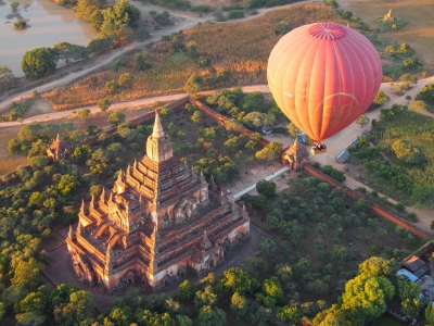 Balloons over Bagan (Myanmar 2013) (Paul Arps)  [flickr.com]  CC BY 
Informations sur les licences disponibles sous 'Preuve des sources d'images'