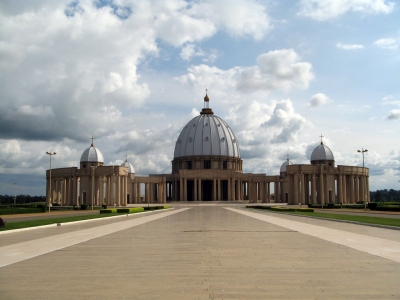 Basilique de notre dame de la paix in Yamoussoukro, Cote d'Ivoire (Felix Krohn)  [flickr.com]  CC BY-SA 
Informations sur les licences disponibles sous 'Preuve des sources d'images'