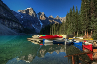 Canoes on Lake Moraine (edwademd)  [flickr.com]  CC BY 
Informations sur les licences disponibles sous 'Preuve des sources d'images'