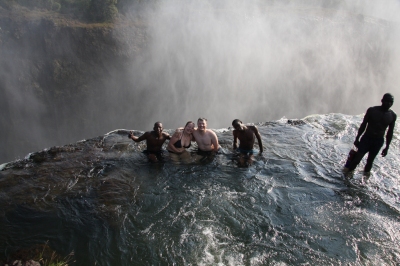 Devils Pool - the top of Vic Falls (SarahDepper)  [flickr.com]  CC BY 
Informations sur les licences disponibles sous 'Preuve des sources d'images'