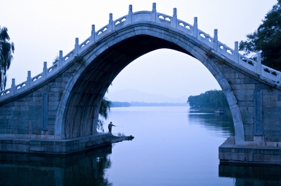 Fishing at Jade Belt Bridge, Summer Palace, Beijing (Dimitry B.)  [flickr.com]  CC BY 
Informations sur les licences disponibles sous 'Preuve des sources d'images'