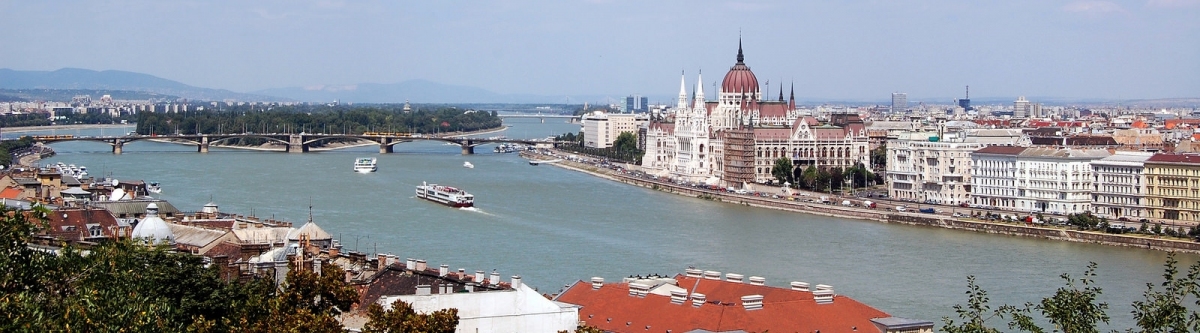 Hungarian Parliament Building, Pest riverside and the Danube, Budapest, from Buda Castle (Henning Klokkeråsen)  [flickr.com]  CC BY 
Informations sur les licences disponibles sous 'Preuve des sources d'images'