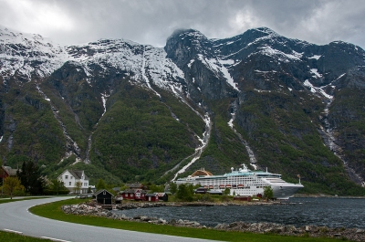 Oceana docked in Eidfjord - Norway (bvi4092)  [flickr.com]  CC BY 
Informations sur les licences disponibles sous 'Preuve des sources d'images'