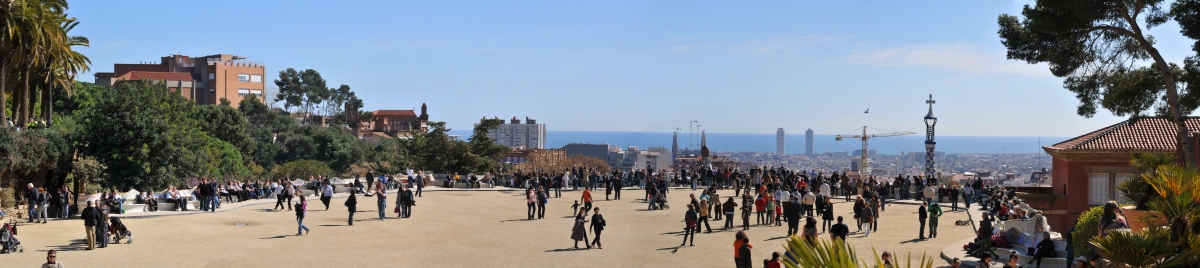 Pano of Park Guell - the plaza (Serge Melki)  [flickr.com]  CC BY 
Informations sur les licences disponibles sous 'Preuve des sources d'images'