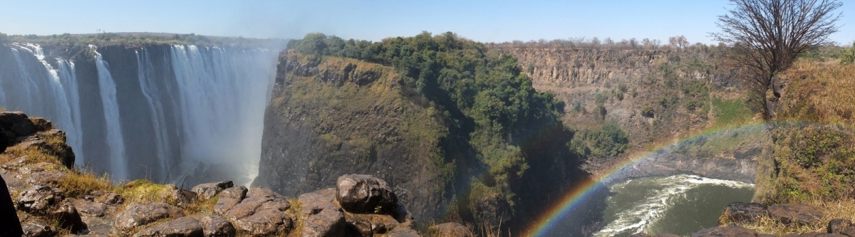 Panorama: Victoria Falls and Rainbow (Tee La Rosa)  [flickr.com]  CC BY-ND 
Informations sur les licences disponibles sous 'Preuve des sources d'images'