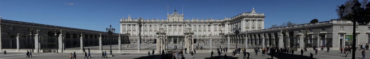 Panoramic view of the Palacio Real de Madrid (Björn S...)  [flickr.com]  CC BY-SA 
Informations sur les licences disponibles sous 'Preuve des sources d'images'