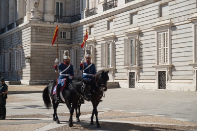 Royal Palace / Palacio Real, Madrid, Spain (Matt Kieffer)  [flickr.com]  CC BY-SA 
Informations sur les licences disponibles sous 'Preuve des sources d'images'