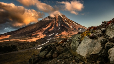 Volcano Koryaksky (Kamchatka) at Sunrise (kuhnmi)  [flickr.com]  CC BY 
Informations sur les licences disponibles sous 'Preuve des sources d'images'