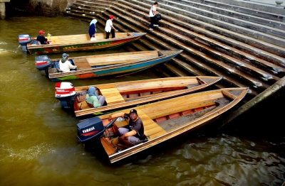 Water taxies Brunei. (Bernard Spragg. NZ)  [flickr.com] 